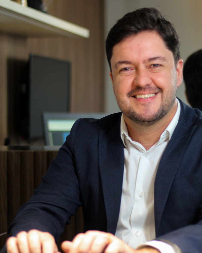 friendly-female-doctor-and-small-girl-in-bed-in-ho-5A5LE87-1